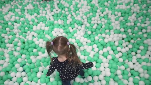 Niño Mueve Pequeñas Bolas Centro Juego Cámara Lenta — Vídeo de stock