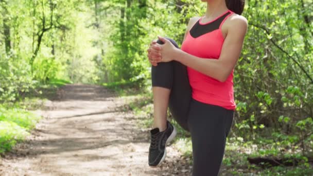 Mulher corredor fazendo exercício de aquecimento antes de correr — Vídeo de Stock