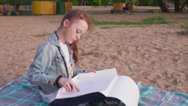 Chica dibujo naturaleza verano paisaje en la playa — Vídeo de stock