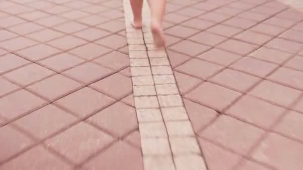 Meisje Running Barefoot op stad straat in witte jurk — Stockvideo