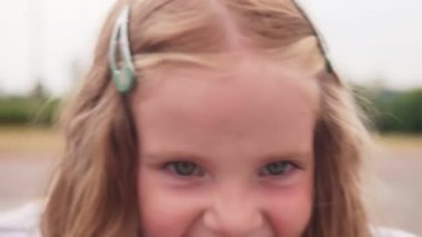 Mutlu gözlü gülen küçük kızın yüzü