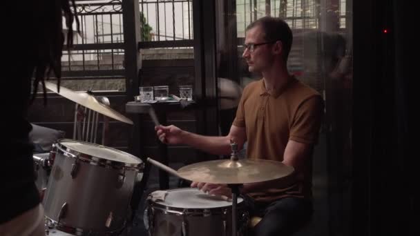 Mužský jazzový bubeník hrající na bicí během — Stock video