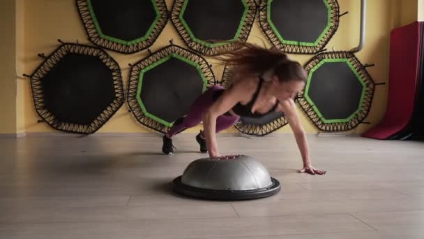 Fitness vrouw doet jumpen push-ups workout in de sportschool — Stockvideo