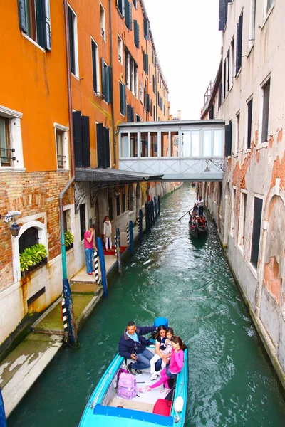 Venedik Canal Gondol Tipik Konut Ile Talya — Stok fotoğraf