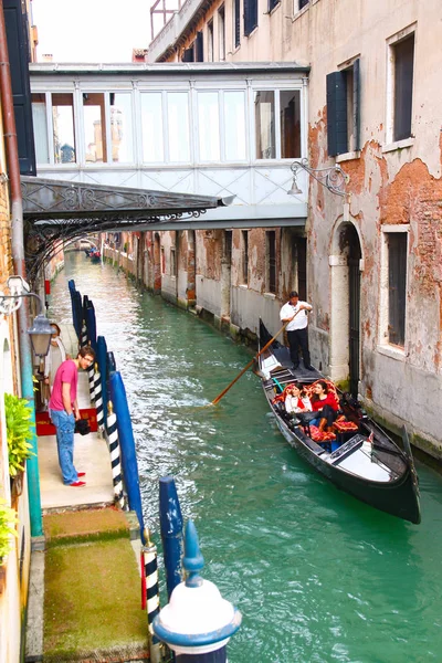 Canal Venise Avec Gondoles Boîtier Typique Italie — Photo