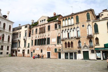 Venedik sokaklarında tipik evler. İtalya