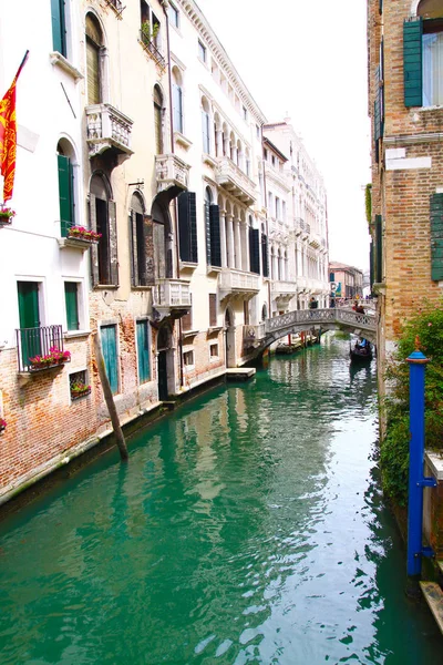 Venedik Canal Gondol Tipik Konut Ile Talya — Stok fotoğraf