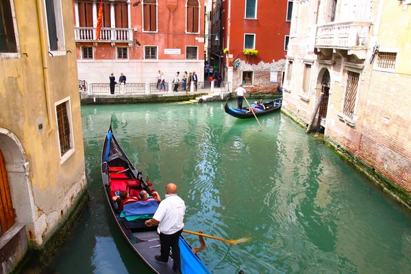 Venedik Canal Gondol Tipik Konut Ile Talya — Stok fotoğraf