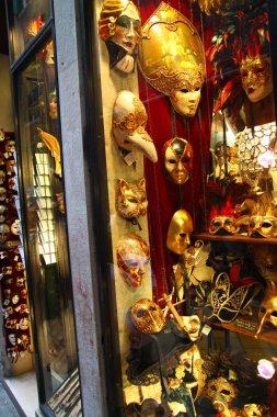 Venedik dükkanındaki karnaval maskesi