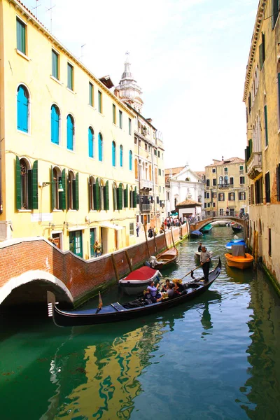 Venedik Canal Gondol Tipik Konut Ile Talya — Stok fotoğraf