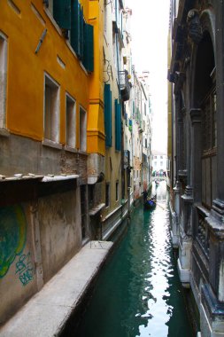 Gondol Venedik dar bir kanal. İtalya