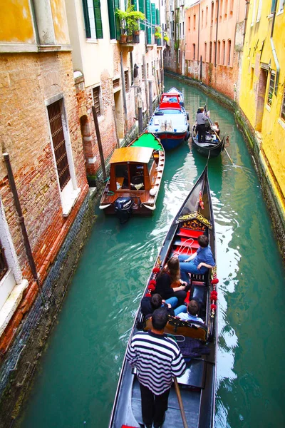 Gondels Met Toeristen Het Smalle Kanaal Van Venetië Italië — Stockfoto