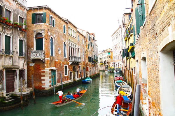 Góndolas Con Turistas Estrecho Canal Venecia Italia — Foto de Stock