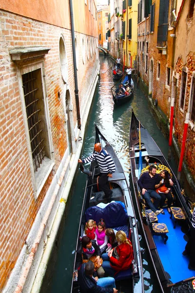 Gondoles Avec Des Touristes Dans Canal Étroit Venise Italie — Photo