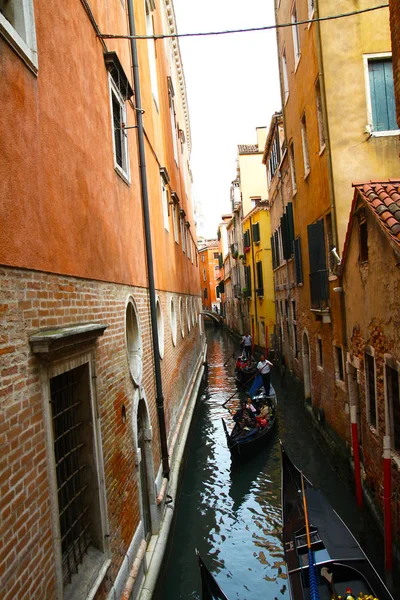 Gondels Een Smal Kanaal Venetië Italië — Stockfoto