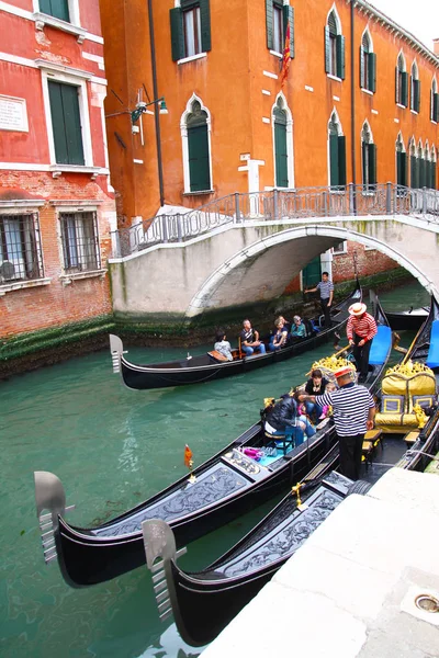 Gondoles Dans Canal Étroit Venise Italie — Photo