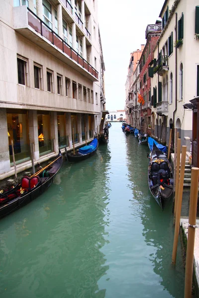 Gondoles Dans Canal Étroit Venise Italie — Photo