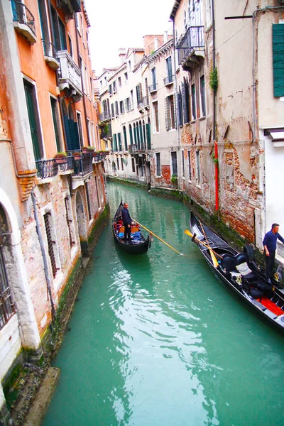 Gondels Een Smal Kanaal Venetië Italië — Stockfoto