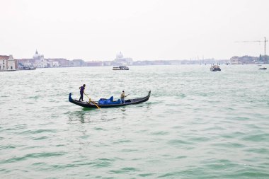 Venedik 'teki körfezin etrafında yalnız gondol yelken. İtalya Venezia. İtalya