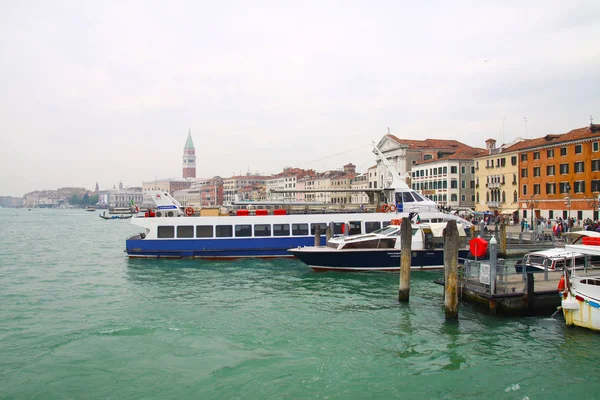 Quai Avec Des Bateaux Venise Italie — Photo