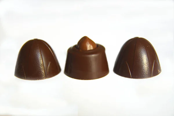 Drie Chocolade Candy Witte Achtergrond — Stockfoto