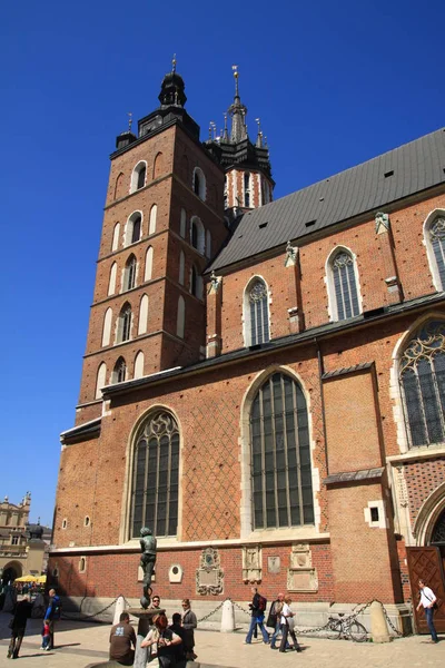 Mariacki Εκκλησία Στην Κρακοβία Πολωνία Πλευρική Όψη — Φωτογραφία Αρχείου