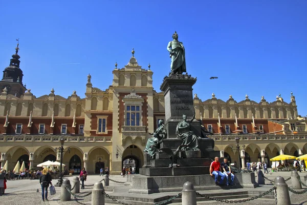 Monumento Adam Mickiewicz Praça Mercado Cracóvia Polónia — Fotografia de Stock