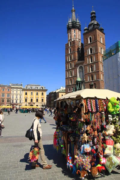 Krakow Pazar Meydanı 'nda Hediyelik eşya satışı. Polonya