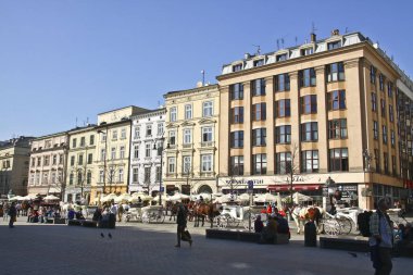 Krakow Pazar Meydanı yakınında sokakta binalar. Polonya