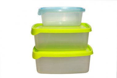 Beyaz arka plan üzerinde çeşitli boyutlarda ürünler için konteynerler