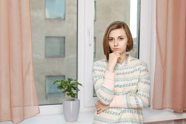 Chica cerca de la ventana — Foto de Stock