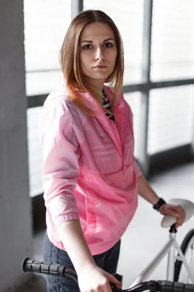Porträtt av en attraktiv flicka med en cykel — Stockfoto