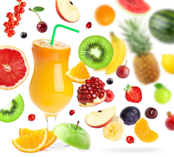 Gemischte Früchte Fallen Und Orangensaft Auf Weißem Hintergrund Ernährungskonzept — Stockfoto