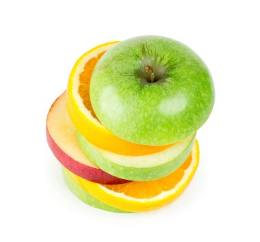 Karışık meyve dilimleri beyaz zemin üzerine yığını. Portakal ve elma