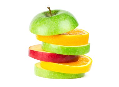 Karışık meyve dilimleri beyaz zemin üzerine yığını. Portakal ve elma