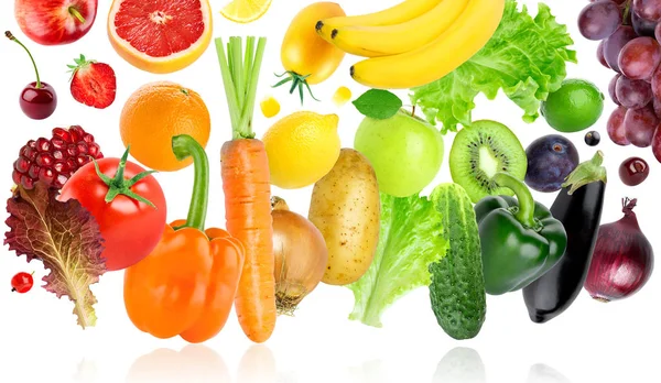 Падіння фруктів і овочів на білому тлі — стокове фото