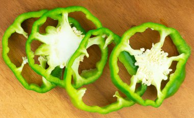 Ahşap arka planda biber dilimleri