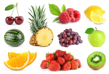 Beyaz arka planda meyve toplama. Taze renkli yiyecekler. Elma, portakal, çilek, limon, kiraz, ananas, üzüm, karpuz ve ahududu..