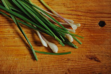 Sarımsak bir Ahşap Doğrama tahtası üzerinde genç sürgünler yakın çekim