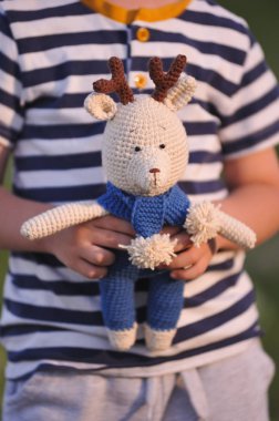 Syktyvkar, Rusya - 12 Temmuz 2018: Açıklayıcı resim. Ren geyiği oyuncak amigurumi örgü tekniği örgü.