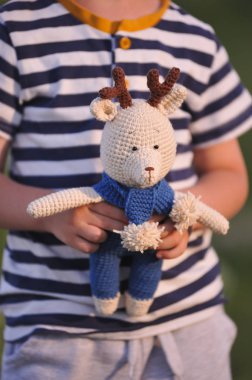 Syktyvkar, Rusya - 12 Temmuz 2018: Açıklayıcı resim. Ren geyiği oyuncak amigurumi örgü tekniği örgü.