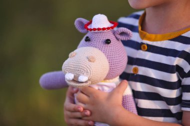 Syktyvkar, Rusya - 12 Temmuz 2018: Açıklayıcı resim. Amigurumi örgü tekniği su aygırı oyuncak örme