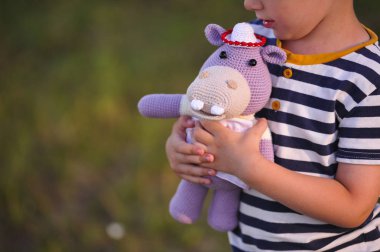 Syktyvkar, Rusya - 12 Temmuz 2018: Açıklayıcı resim. Amigurumi örgü tekniği su aygırı oyuncak örme