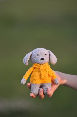 Syktyvkar, Rusya - 12 Temmuz 2018: Açıklayıcı resim. Amigurumi örgü tekniği köpek oyuncak örme