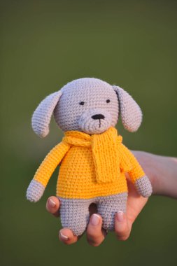 Syktyvkar, Rusya - 12 Temmuz 2018: Açıklayıcı resim. Amigurumi örgü tekniği köpek oyuncak örme