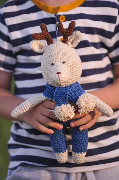 Syktyvkar, Rusya - 12 Temmuz 2018: Açıklayıcı resim. Ren geyiği oyuncak amigurumi örgü tekniği örgü.