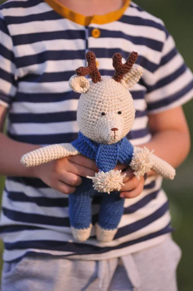 Syktyvkar, Rusya - 12 Temmuz 2018: Açıklayıcı resim. Ren geyiği oyuncak amigurumi örgü tekniği örgü.