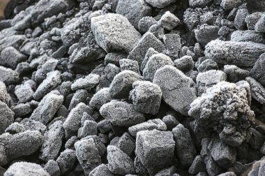 Frost kalın kristallerle kaplı kömür yığını.