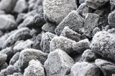 Frost kalın kristallerle kaplı kömür yığını.