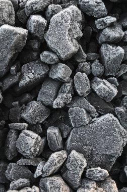 Frost kalın kristallerle kaplı kömür yığını.
